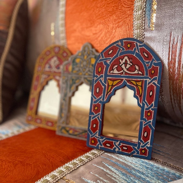 Mini miroir marocain dans une porte traditionnelle, miroir fait main pour une belle décoration dans la maison, miroir sculpté, décoration murale