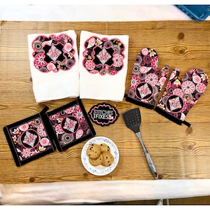 Custom Handmade Pot Holder Set Custom Embroidery Dish Towel and Oven Mittens For Mothers Day Gift Kitchen Baking Mittens Housewarming Gift