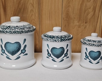 Juego vintage de 3 recipientes de cerámica con forma de corazón verde para esponjar, estilo años 90, ideal para despensas de casas de campo o cabañas.