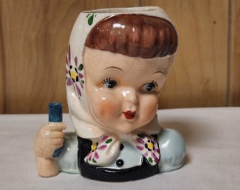 Jarrón con forma de cabeza de Napco vintage para niña morena, pañuelo para la cabeza, camisa azul con estampado floral, gorro japonés