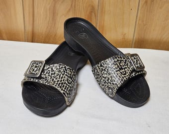 Crocs Sarah Leopard Print black Sandals Adjustable Buckle Size 8 Womens Slides Slip On Beach Pool Vacation
