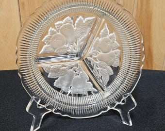 Plato de cristal vintage con divisiones y diseño de frutas esmeriladas grabadas: pera y bayas