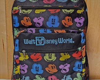 Mochila grande de viaje con caras de Mickey Mouse arcoíris de los parques de Walt Disney World.