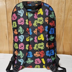 Mochila grande de viaje con caras de Mickey Mouse arcoíris de los parques de Walt Disney World. imagen 4