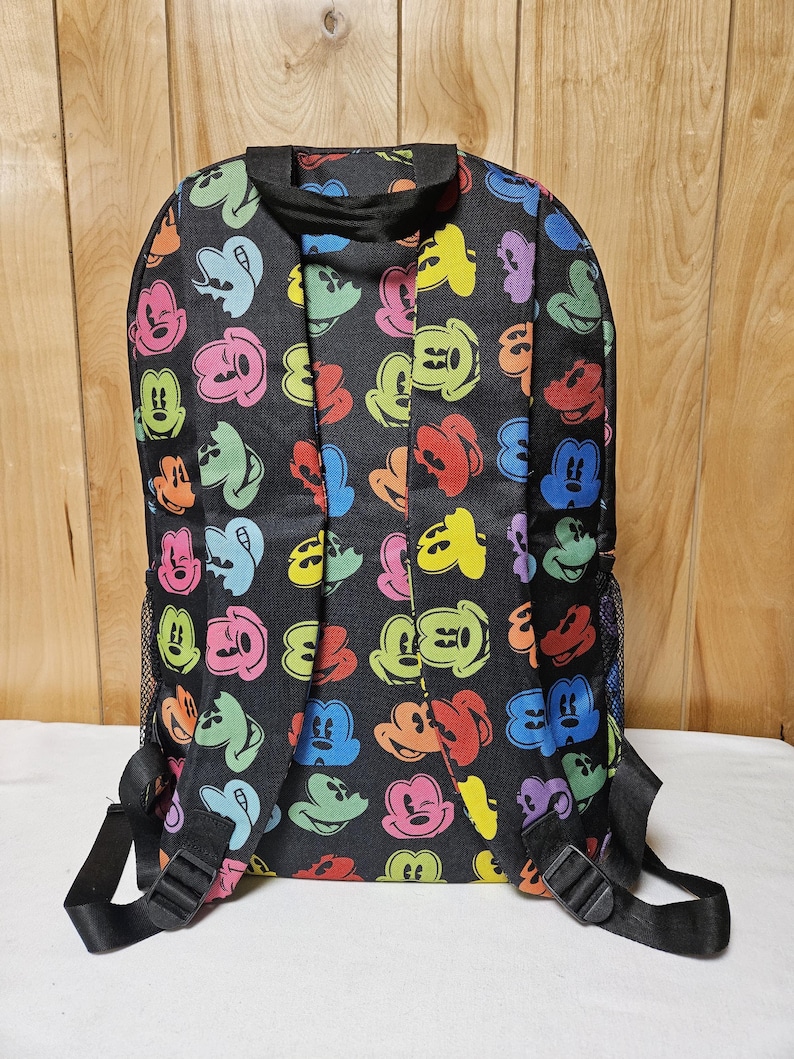 Mochila grande de viaje con caras de Mickey Mouse arcoíris de los parques de Walt Disney World. imagen 4