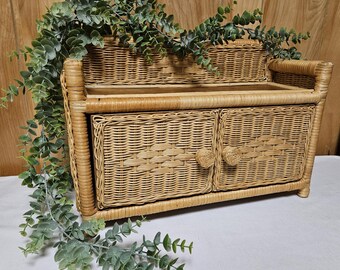 Estantería de pared vintage de ratán y mimbre con 2 baldas y 2 puertas, estilo boho rústico, estilo abuela, madera natural.