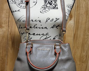 Bolso bandolera Vera Bradley con diseño de guijarros en gris y ribete rojo, correa ajustable