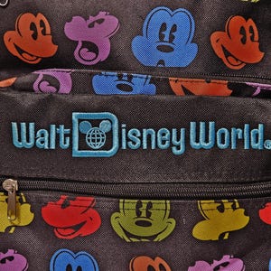 Mochila grande de viaje con caras de Mickey Mouse arcoíris de los parques de Walt Disney World. imagen 5