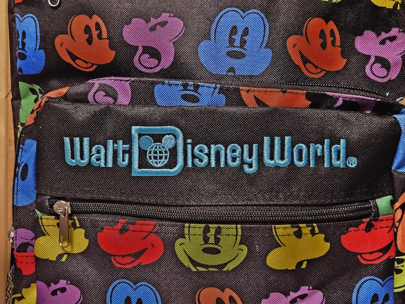 Mochila grande de viaje con caras de Mickey Mouse arcoíris de los parques de Walt Disney World. imagen 5