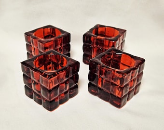 Juego de 4 portavelas votivos cúbicos en relieve de cristal de plomo rojo de 5th Avenue para eventos, celebraciones y fiestas.