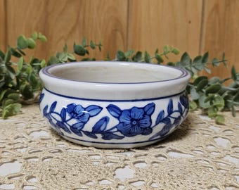 Preciosa maceta decorativa estilo chinoiserie vintage en azul y blanco.