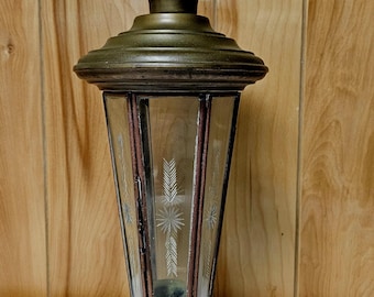 Farol de vela elegante de cristal grabado con paneles de latón turco vintage de 18,5 pulgadas.