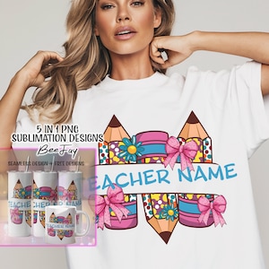 Könnte beinhalten: Ein Sublimationsdesign mit drei Bleistiften mit bunten Punkten, Schleifen und Blumen. Die Bleistifte sind in einem Stapel angeordnet mit einem Banner, auf dem "TEACHER NAME" steht.