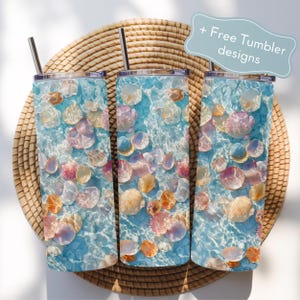 Könnte beinhalten: Drei Edelstahlbecher mit Muscheldesign. Die Becher haben einen blauen Hintergrund mit einer Überlagerung von Muscheln in Rosa-, Orange- und Weißtönen. Jeder Becher hat einen silbernen Strohhalm und einen Deckel. Der Text "+ Free Tumbler designs" ist enthalten.
