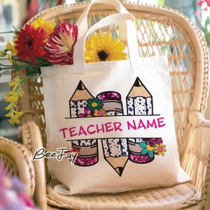 Sac fourre-tout enseignant personnalisé PNG, nom de l'enseignant avec fleurs et crayons DesignRetro enseignant crayon Png, enseignant points dalmatien Png