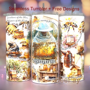 Puede incluir: Un vaso blanco con temática de apicultor. El vaso presenta a un apicultor con un traje blanco, un panal de miel, abejas y el texto "Beekeeper Life".
