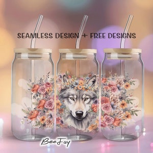 Pode incluir: Três frascos de vidro com tampas e canudos, cada um com um design diferente. O frasco do centro tem uma ilustração em aquarela de uma cabeça de lobo com uma coroa de flores. Os frascos são etiquetados com "Seamless Design + Free Designs".