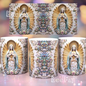 Pode incluir: Tr&ecirc;s canecas de cer&acirc;mica branca com um padr&atilde;o floral colorido e uma imagem dourada da Virgem Maria no centro. As canecas t&ecirc;m uma al&ccedil;a do lado direito.