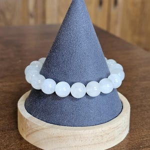 10 mm weißes Mondstein-Kristall Stretch Perlenarmband - subtiler blauer Blitz