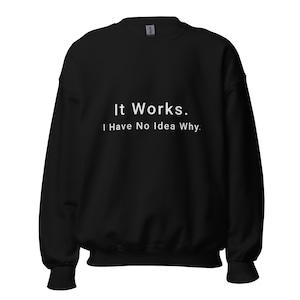 Può includere: Una felpa nera a maniche lunghe con girocollo e la scritta bianca stampata "It Works. I Have No Idea Why." centrata sul petto. Il capo presenta colletto, polsini e orlo a coste, con una vestibilità standard e un design nero a tinta unita.