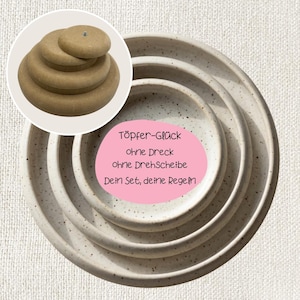 Könnte beinhalten: Ein Satz von vier gesprenkelten, cremefarbenen Keramikplatten unterschiedlicher Größe, die ineinander verschachtelt sind. Ein kleineres Bild zeigt einen Stapel Korkscheiben. Text auf einem rosa Oval: "Töpfer-Glück ohne Dreck ohne DrehScheibe Dein Set, deine Regeln."