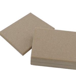 Könnte beinhalten: Zwei braune Pappkartons, einer auf dem anderen gestapelt. Der obere Karton ist etwas kleiner als der untere Karton.