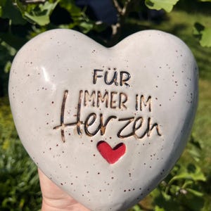 Trauerherz aus Keramik „Für immer im Herzen“ – handgefertigtes Erinnerungsherz –