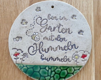 Keramikschild, Spruch "Bin im Garten mit den Hummeln bummeln", getöpfert