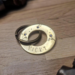 Médaille d'identité chien et chat personnalisée en laiton, modèle "Monts étoilés"