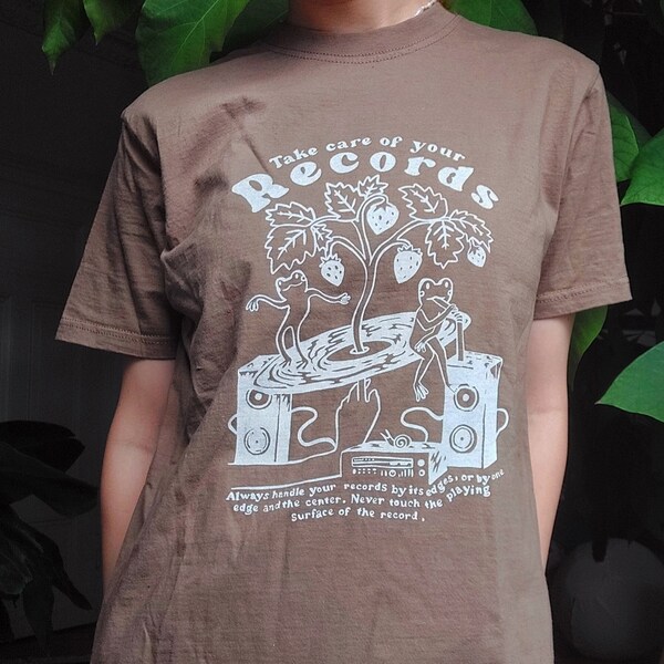 Frosch Shirt, Erdbeeren Shirt, Graphic Tee, Cottagecore, Records Shirt