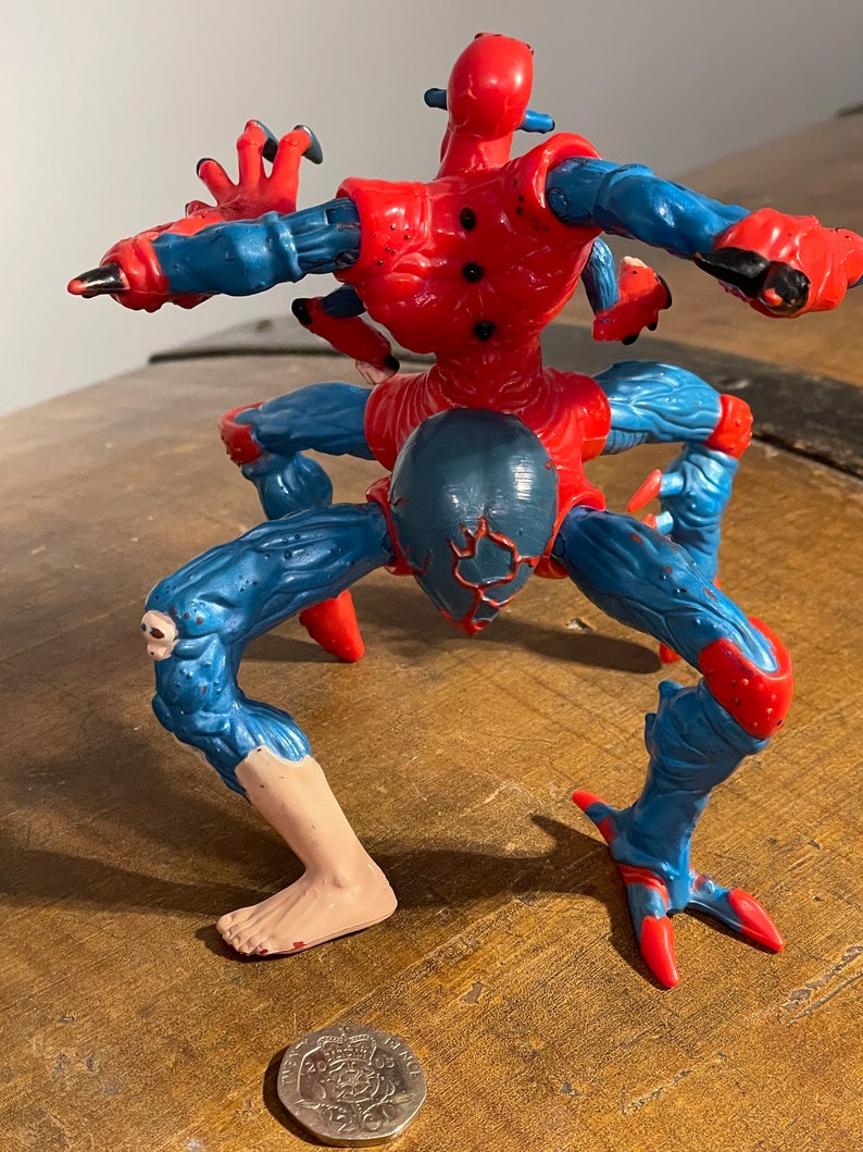 K&ouml;nnte beinhalten: Eine rote und blaue Actionfigur von Spider-Man mit mehreren Beinen und Armen. Die Figur steht in einer stehenden Position mit gespreizten Beinen. Die Figur ist aus Kunststoff und hat eine detaillierte Bemalung.