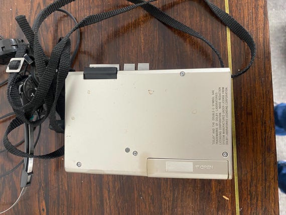 SONY WM-24 WALKMAN Cassette Lecteur Usé Actif Rouge Rembobiner Boutons Don'T EUR 233,89 - FR