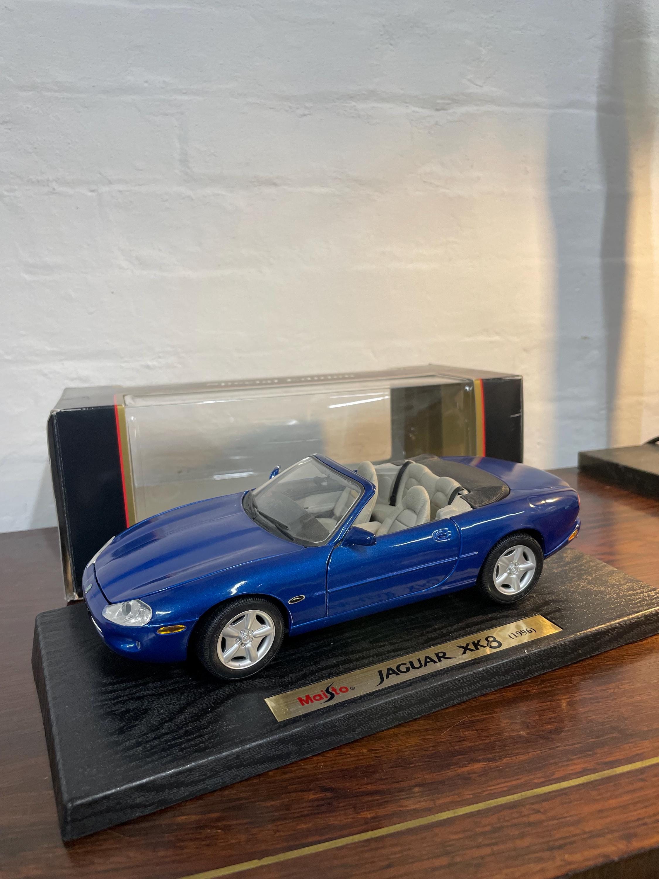 Maisto JAGUAR XK8 ミニカー 1／18 il_fullxfull.6220070448_pr2x.jpg