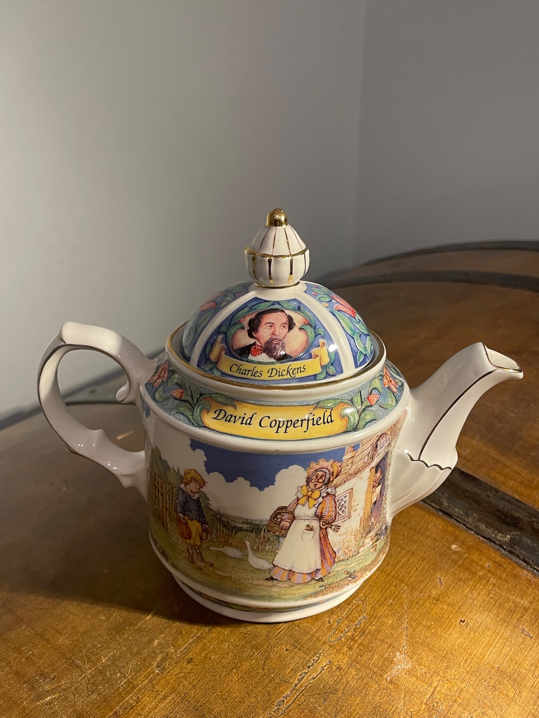 Sadler Teapot Gold Trim, Charles Dickens Teapot, Sadler David