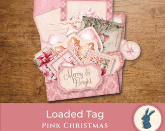 Puede incluir: Una etiqueta cargada con temática navideña en rosa que presenta efímeros de papel en capas, incluyendo una etiqueta central con el texto Merry & Bright, acentos florales, un copo de nieve de jengibre y una ilustración de un muñeco de nieve.