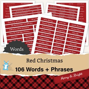 Pode incluir: Etiquetas de palavras e frases de Natal imprimíveis vermelhas e brancas. As etiquetas estão dispostas em filas sobre um fundo xadrez vermelho e preto. O texto "Red Christmas 106 Words + Phrases Merry & Bright" está na parte inferior da imagem.