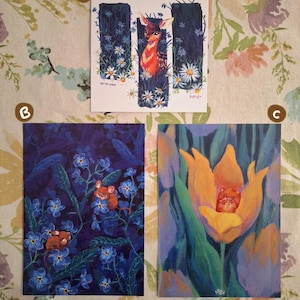 Puede incluir: Tres láminas de arte rectangulares etiquetadas como A, B y C. La lámina A muestra un cervatillo entre margaritas. La lámina B presenta dos pequeños ratones marrones entre flores azules. La lámina C muestra un ratón marrón dentro de un tulipán amarillo.