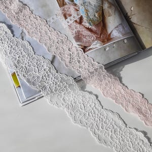 Puede incluir: Una taza de cerámica blanca con un asa negra y el texto "But First, Coffee" en negrita negra. La taza está sobre una superficie de madera. La taza mide aproximadamente 10 cm de alto.