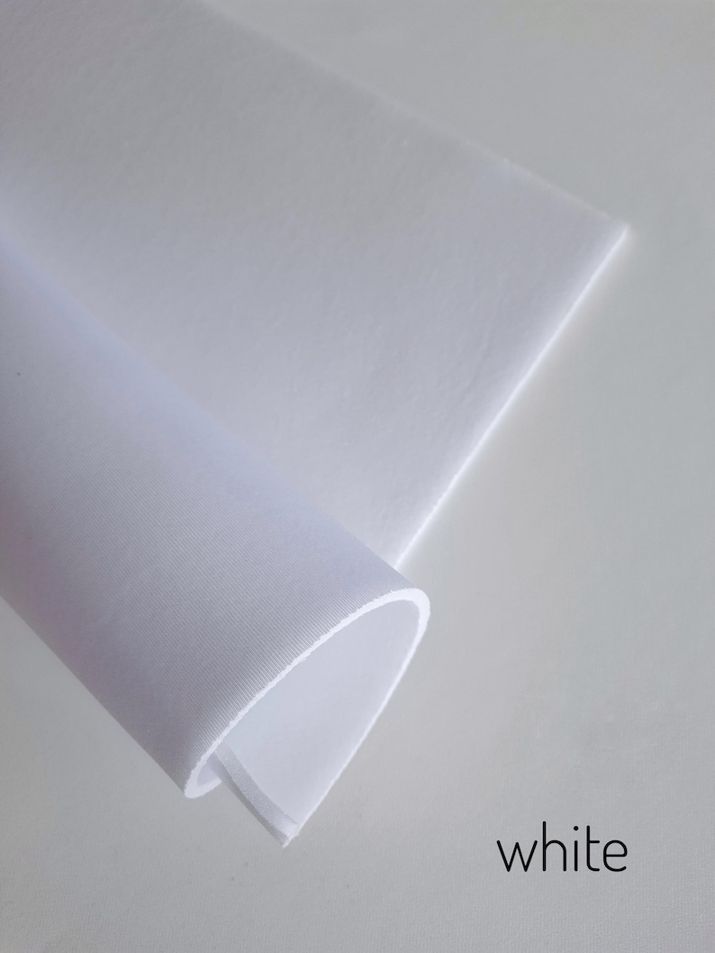 Peut inclure: Un tissu blanc pli&eacute; en deux, avec le mot "blanc" imprim&eacute; en dessous.