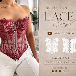 以下が含まれることがあります： ストラップレスのハートネックラインとフロントのホック留めが特徴のダークレッドのレースコルセット。テキストには「PDF PATTERN LACE Corset」「VIDEO TUTORIAL」「Cup Sizes A-E」「SIZES XS-2XL | US 2-12」と記され、衣服の線画が2つ描かれています。