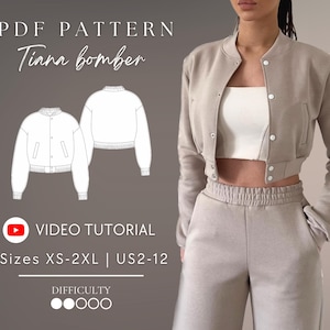 Puede incluir: Se muestra una chaqueta bomber beige y un pantalón deportivo a juego. La chaqueta tiene una parte delantera con botones y bolsillos. La imagen también incluye un dibujo lineal de la chaqueta y el texto "PDF PATTERN Tiana bomber". El nivel de dificultad se indica con tres círculos llenos.