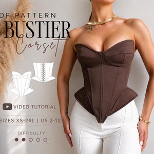 Pode incluir: Um espartilho bustier castanho escuro sem alças com costuras estruturadas e bainha pontiaguda. A imagem inclui o texto PDF PATTERN BUSTIER CORSET, VIDEO TUTORIAL, SIZES XS-2XL | US 2-12 e um nível de dificuldade de dois de cinco círculos.