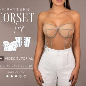 Può includere: Un top a corsetto beige con cuciture decorate da strass e scollo a fascia. L'immagine include il testo PDF PATTERN CORSET TOP, VIDEO TUTORIAL, SIZES XS-2XL | US 2-12 e un livello di difficoltà indicato da tre cerchi su cinque.