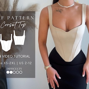 Op de afbeelding: Een beige corset top met een vierkante halslijn en brede bandjes. De afbeelding toont ook een PDF-patroon voor een corset top, met de tekst "Corset Top", "Video Tutorial", maten XS-2XL en US maten 2-12. De moeilijkheidsgraad is eenvoudig.