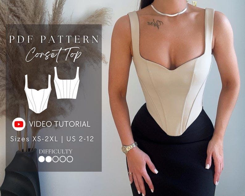 Op de afbeelding: Een beige corset top met een vierkante halslijn en brede bandjes. De afbeelding toont ook een PDF-patroon voor een corset top, met de tekst "Corset Top", "Video Tutorial", maten XS-2XL en US maten 2-12. De moeilijkheidsgraad is eenvoudig.