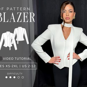 Puede incluir: Un blazer blanco de manga larga, hombros estructurados y escote en V con una corbata integrada. La imagen incluye el texto PDF PATTERN BLAZER, VIDEO TUTORIAL, SIZES XS-2XL | US 2-12 y un nivel de dificultad de dos de cinco puntos.