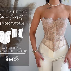 Peut inclure: Un corset en dentelle beige avec un motif floral délicat est présenté. Le corset présente un design structuré avec des baleines et une fermeture à boutons. Le texte suivant est également visible : "PDF Pattern Lace Corset, Video Tutorial, Cup Sizes A-E, Tailles XS-2XL | US 2-12".