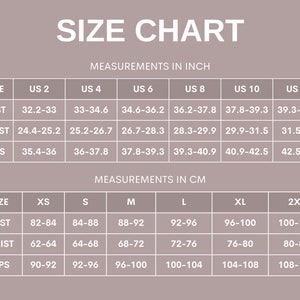 Op de afbeelding: Een maattabel met afmetingen in inches en centimeters. De tabel bevat borst-, taille- en heupmaten voor maten US 2 tot US 12 en XS tot 2XL. De tekst "SIZE CHART" staat bovenaan.