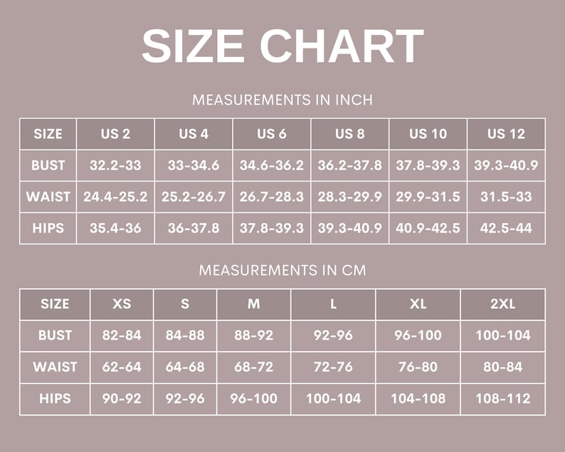 Op de afbeelding: Een maattabel met afmetingen in inches en centimeters. De tabel bevat borst-, taille- en heupmaten voor maten US 2 tot US 12 en XS tot 2XL. De tekst "SIZE CHART" staat bovenaan.
