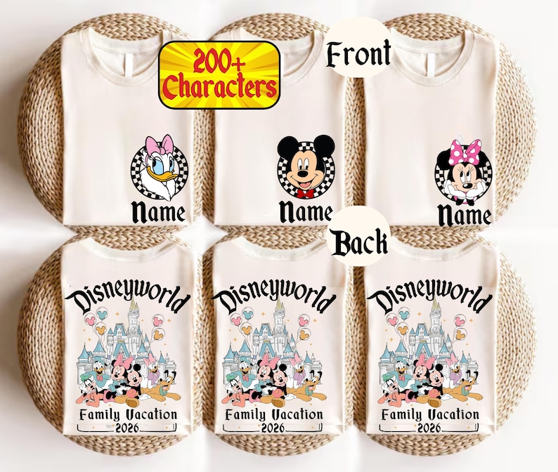 Puede incluir: Camisetas color crema con gr&aacute;ficos de personajes de Disney. Los frentes presentan a Daisy Duck, Mickey Mouse y Minnie Mouse con "Name" debajo. Las espaldas muestran "Disneyworld" y "Family Vacation 2026" con ilustraciones de personajes.